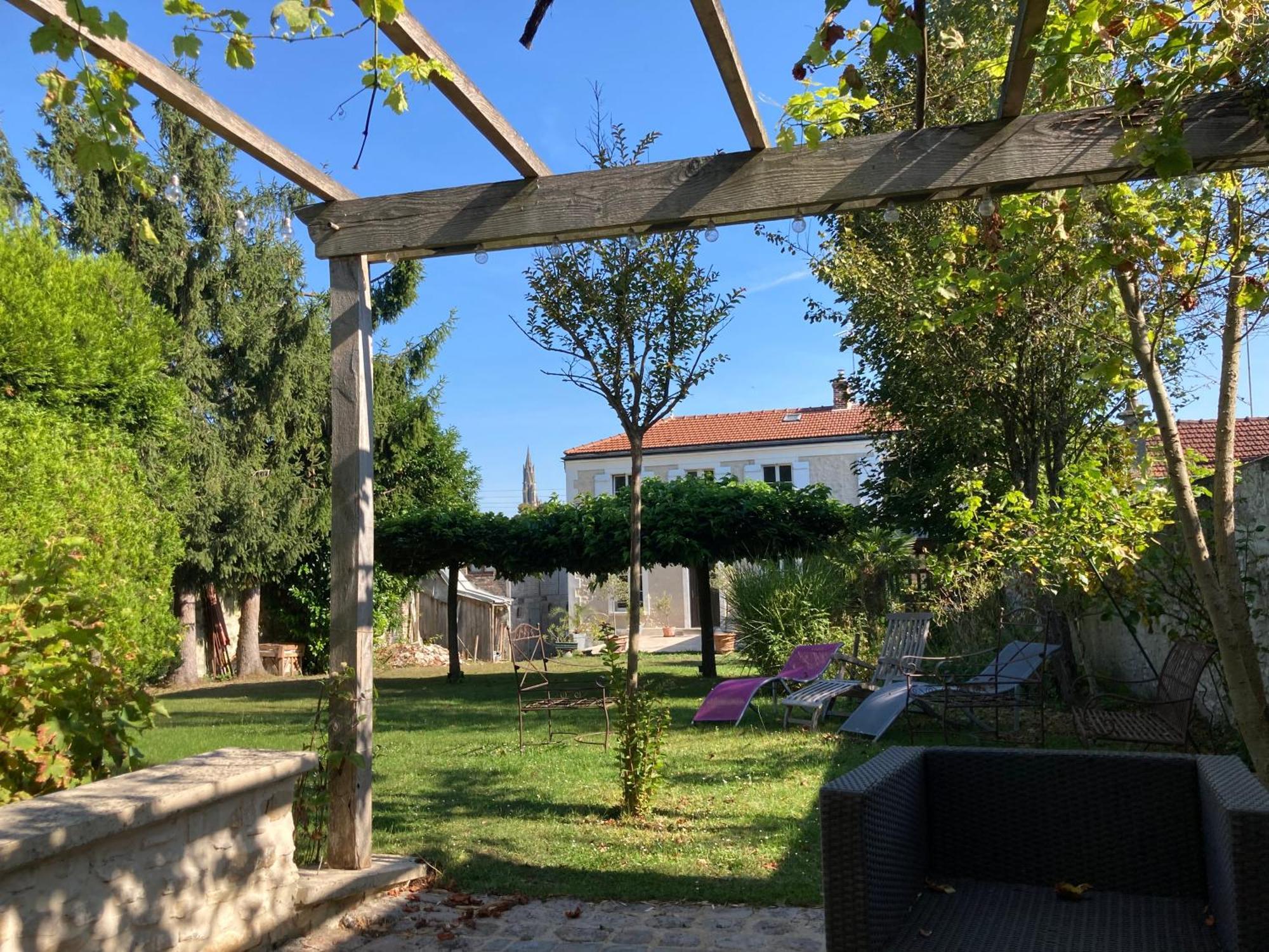 桑利斯Pierres Et Jardins住宿加早餐旅馆 外观 照片